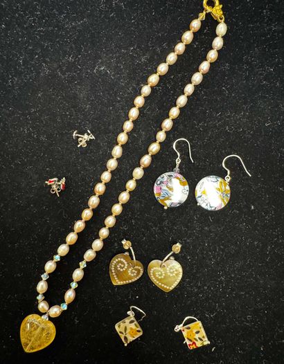LOT de bijoux comprenant un collier de perles...