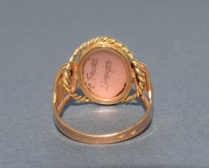 BAGUE CHEVALIERE en jaune 18k (750/°°) ornée...