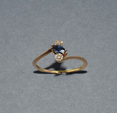 BAGUE en or jaune 18k (750/°°) centrée d’un...