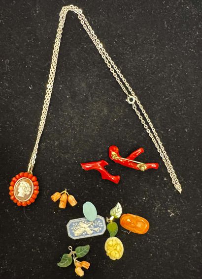 PENDENTIF CAMEE dans un entourage corail...