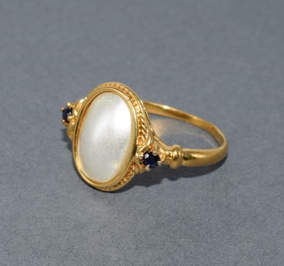 BAGUE en or jaune 9k (375/°°) ornée d’un...
