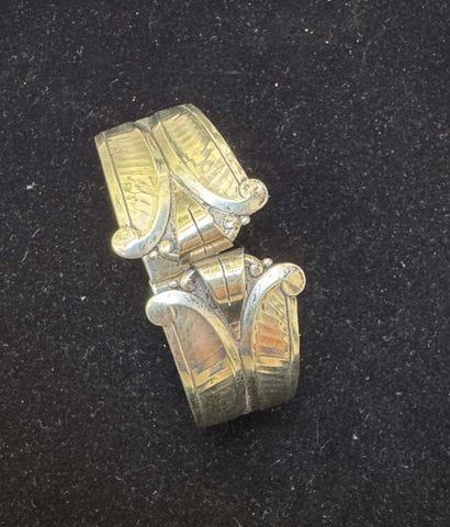 BRACELET rigide ouvrant en argent (835/°°)...