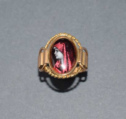BAGUE CHEVALIERE en jaune 18k (750/°°) ornée...