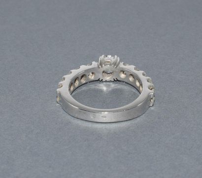 BAGUE SOLITAIRE en or blanc 18k (750/°°)...