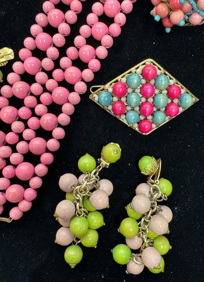 LOT de bijoux fantaisie en métal, bois.
Epoque...