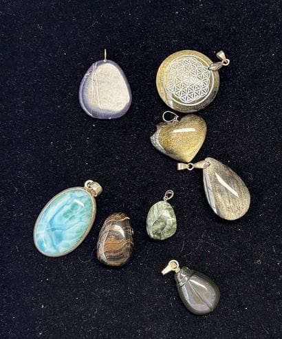 LOT en métal argenté comprenant : 8 pendentifs...