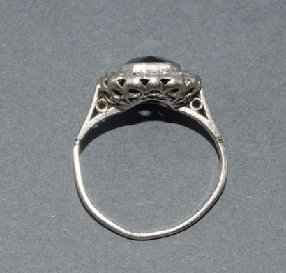 BAGUE Pompadour en platine ornée d’un saphir...