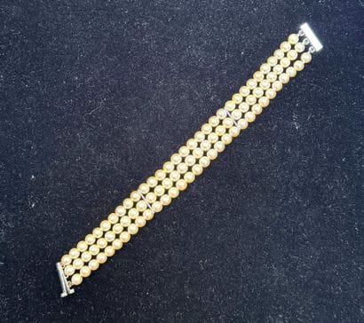BRACELET à trois rangs de perles de culture,...