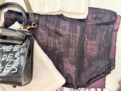 PETIT SAC A MAIN en plexi gris fumé. 
On...