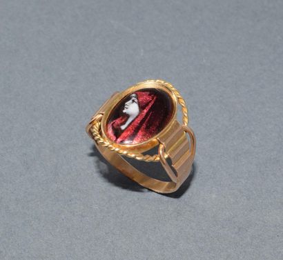 BAGUE CHEVALIERE en jaune 18k (750/°°) ornée...