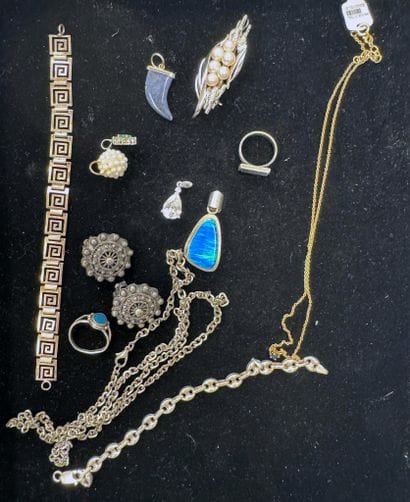 LOT en métal argenté avec perles et pierres...