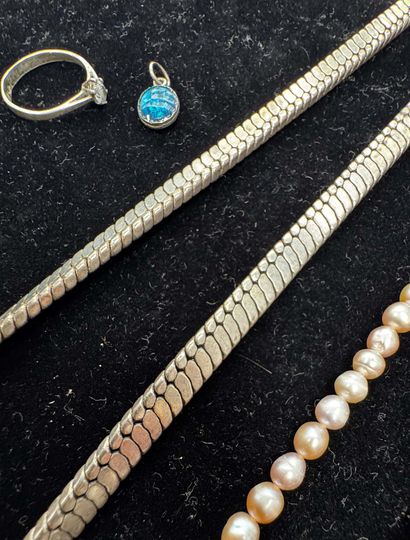 ENSEMBLE de bijoux comportant 1 collier de...