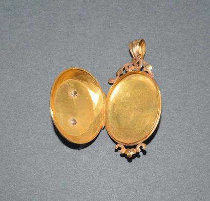 PENDENTIF CASSOLETTE en or jaune 18k (750/°°)...