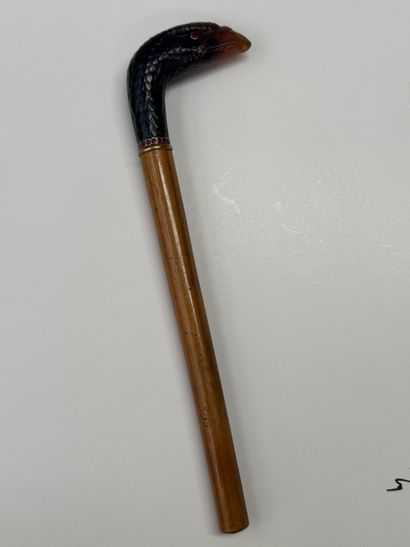 POMMEAU de canne en corne sculpté d'une tête...