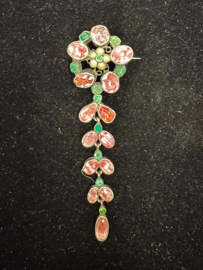 BROCHE PENDENTIF fleur, ornée d'émeraudes,...