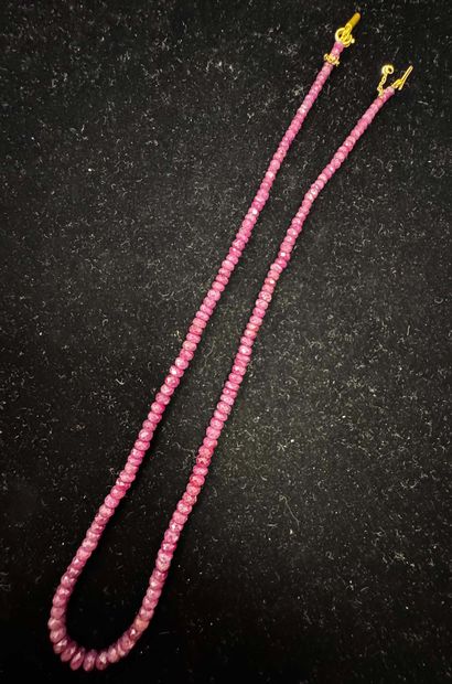 COLLIER de perles de racine de rubis facettés....