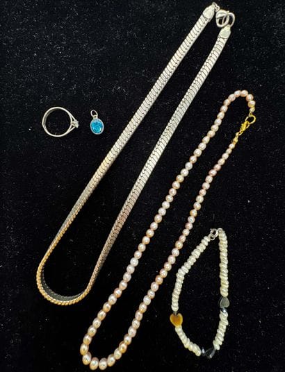 ENSEMBLE de bijoux comportant 1 collier de...