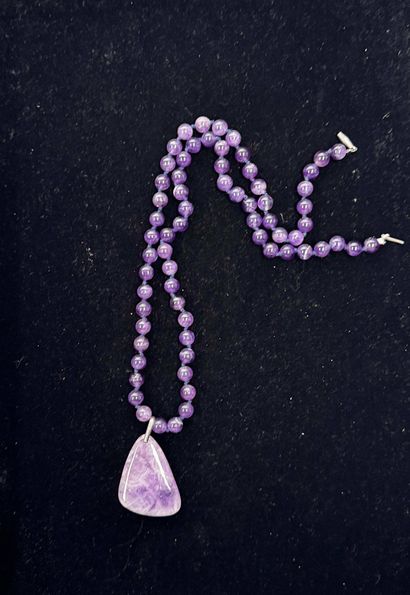 COLLIER orné de boules d'améthystes, pendentif...
