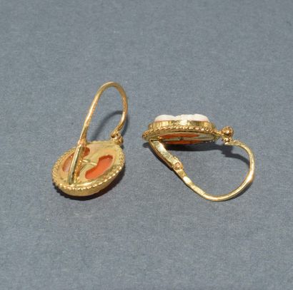 PAIRE DE DORMEUSES en or jaune 18k (750/°°),...