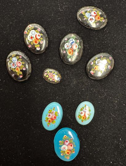 LOT de 5 émaux en porcelaine à décor floral...