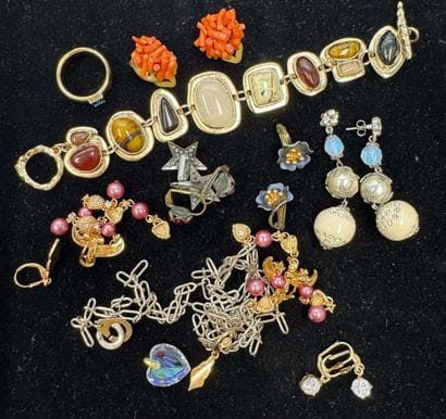 LOT de bijoux fantaisie dont : bracelet métal...