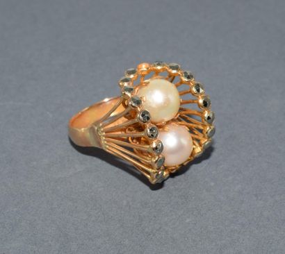 BAGUE cocktail en jaune 18k (750/°°), ornée...