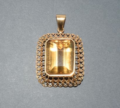 IMPORTANT PENDENTIF en or jaune 18k (750/°°)...