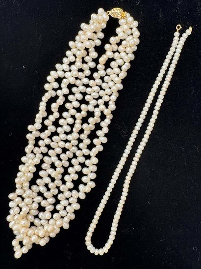 ENSEMBLE comprenant 2 COLLIERS de perles...