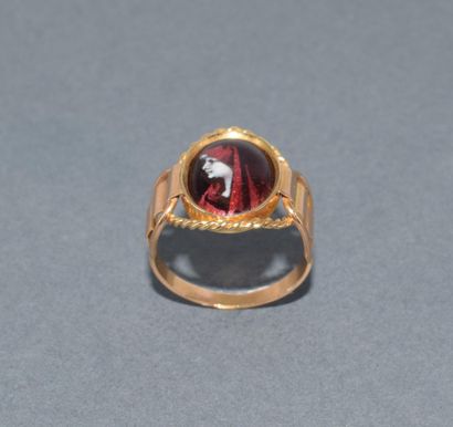 BAGUE CHEVALIERE en jaune 18k (750/°°) ornée...
