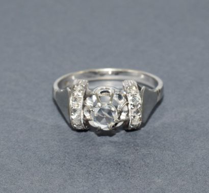 BAGUE ART DECO en or blanc 18k (750/°°) ornée...
