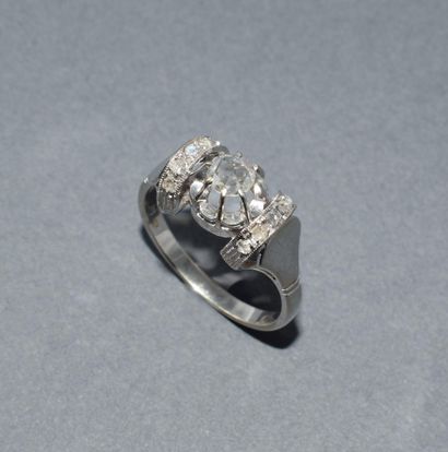 BAGUE ART DECO en or blanc 18k (750/°°) ornée...