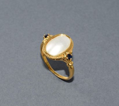 BAGUE en or jaune 9k (375/°°) ornée d’un...