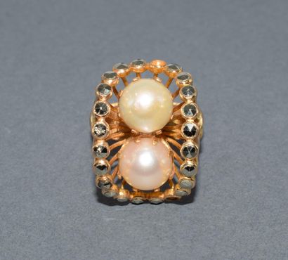 BAGUE cocktail en jaune 18k (750/°°), ornée...
