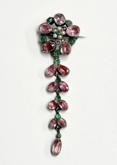 BROCHE PENDENTIF fleur, ornée d'émeraudes,...