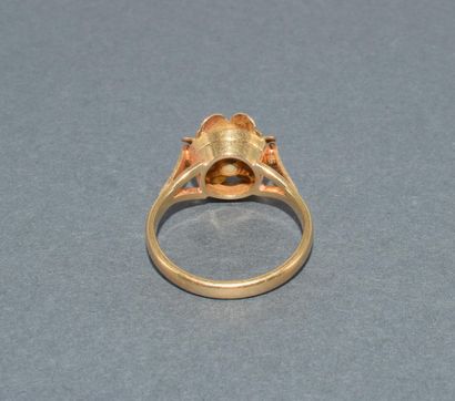 BAGUE en or jaune 18k (750/°°) figurant une...