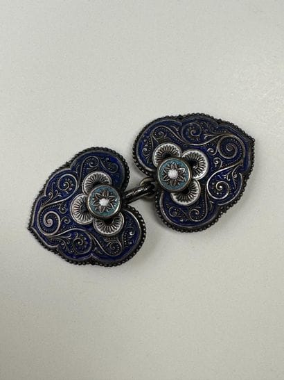 BOUCLE DE CEINTURE en métal argenté, émaillée...
