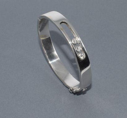 BRACELET JONC ouvrant en or blanc 18k (750/°°)...