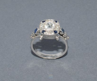 BAGUE ART DECO or blanc 18k (750/°°) centrée...
