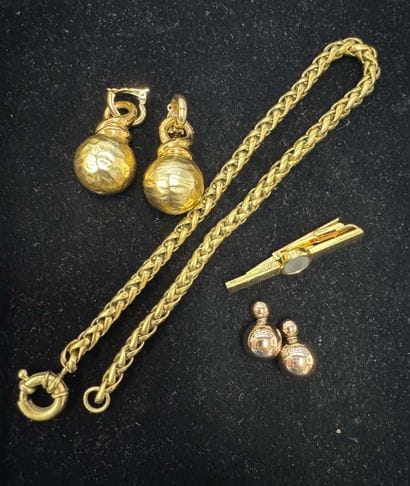 LOT en métal doré comprenant : un collier...