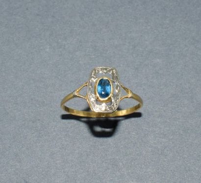 BAGUE ART DECO en or jaune 18k (750/°°) centrée...