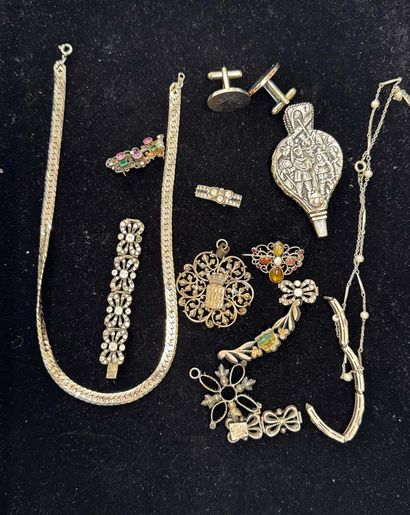 LOT de bijoux et éléments anciens. Bracelets,...