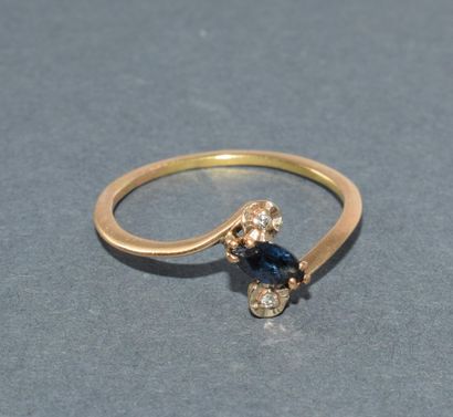 BAGUE en or jaune 18k (750/°°) centrée d’un...