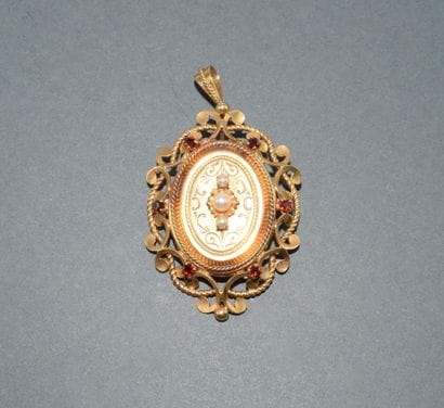 PENDENTIF BROCHE en or jaune 18k (750/°°)...