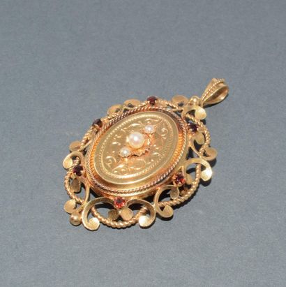 PENDENTIF BROCHE en or jaune 18k (750/°°)...