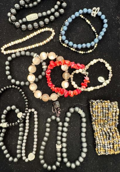 FANTAISIE - ENSEMBLE de bracelets principalement...