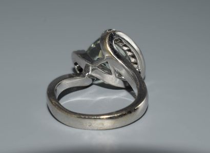 BAGUE en or blanc 18k (750/°°) ornée d'une...