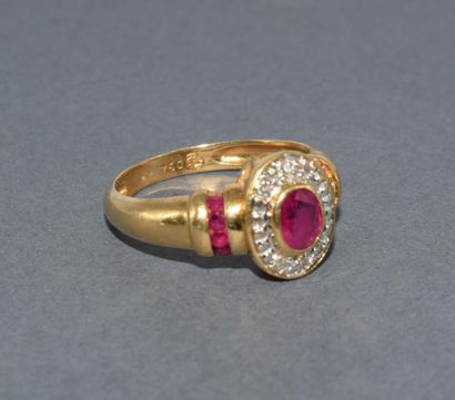 BAGUE en or jaune 18k (750/°°) centrée d’un...