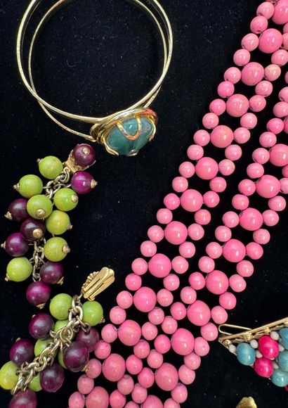 LOT de bijoux fantaisie en métal, bois.
Epoque...