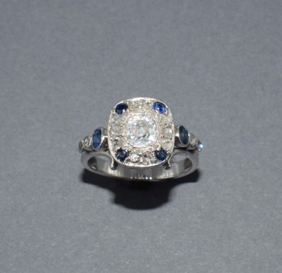 BAGUE ART DECO or blanc 18k (750/°°) centrée...