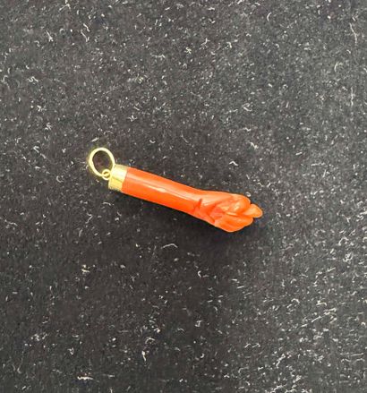 PENDENTIF en corail rouge présentant une...